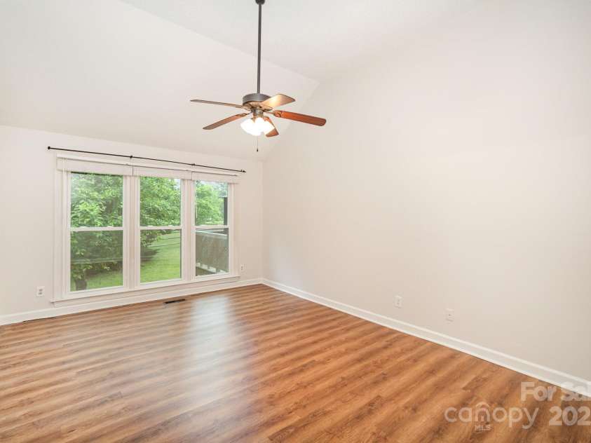 7106 Kinsmore Lane, Charlotte, NC 28269.  MLS# CAR4250943, YatesRealty ID 27491. Owner's suite