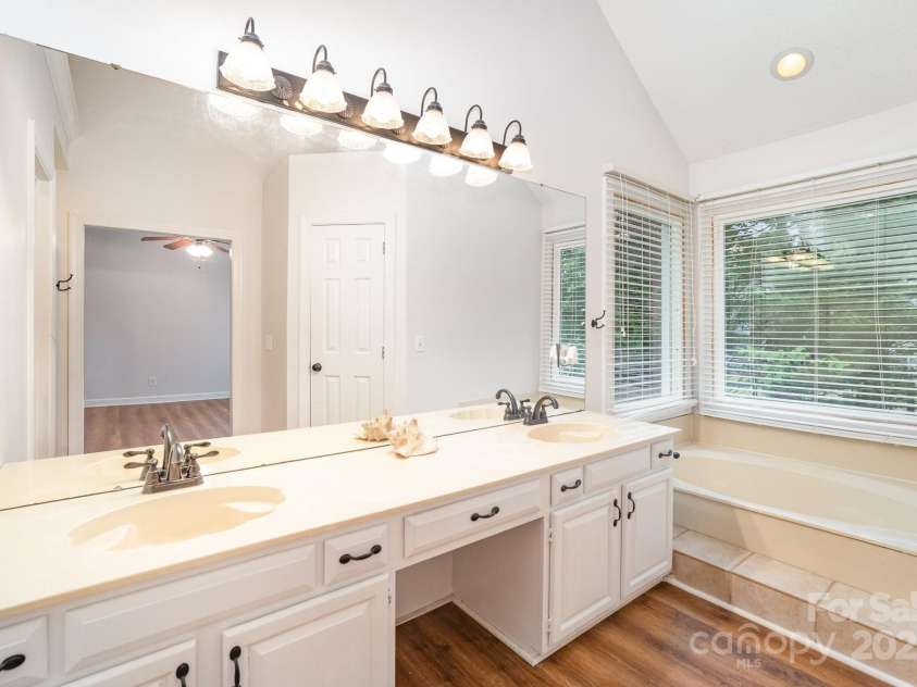 7106 Kinsmore Lane, Charlotte, NC 28269.  MLS# CAR4250943, YatesRealty ID 27491. Owner's suite bathroom