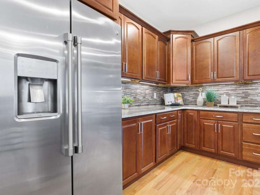 4616 Gold Finch Drive, Denver, NC 28037.  MLS# CAR4256561, YatesRealty ID 27494. Real wood cabinets