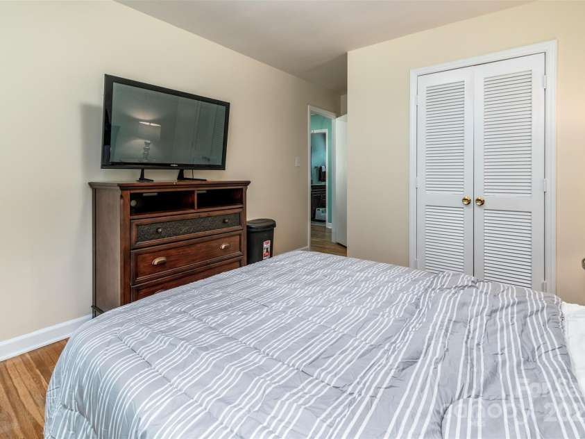 5111 Coronado Drive, Charlotte, NC 28212.  MLS# CAR4291385, YatesRealty ID 27496. 
