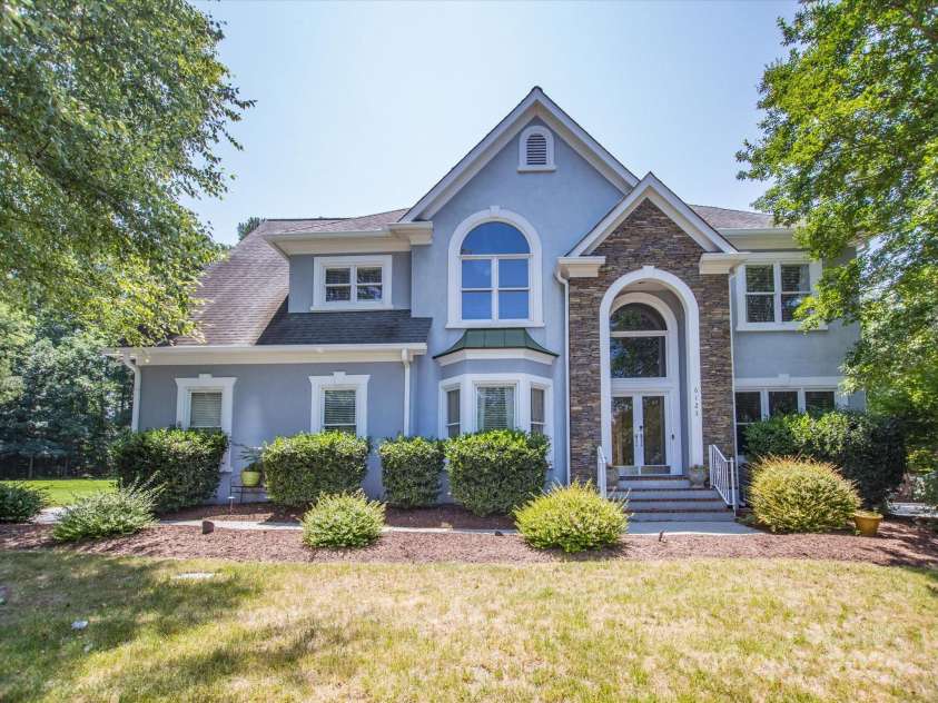 6123 Glen Manor Drive, Charlotte, NC 28269.  MLS# CAR4244211, YatesRealty ID 27497. 