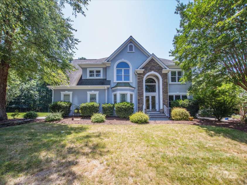 6123 Glen Manor Drive, Charlotte, NC 28269.  MLS# CAR4244211, YatesRealty ID 27497. 