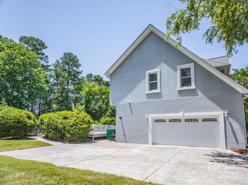 6123 Glen Manor Drive, Charlotte, NC 28269.  MLS# CAR4244211, YatesRealty ID 27497. 