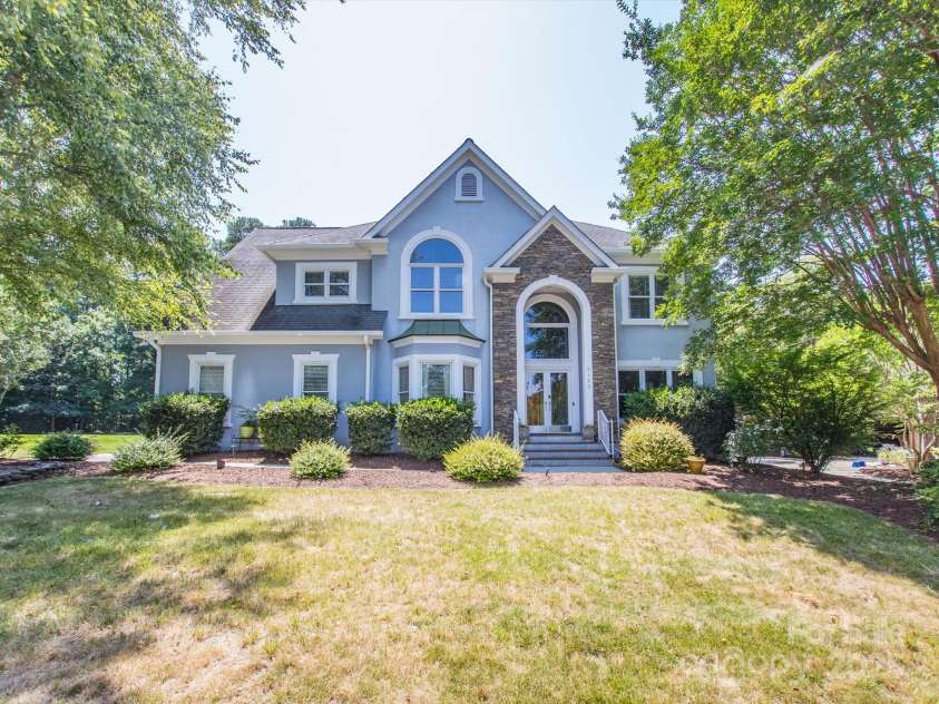6123 Glen Manor Drive, Charlotte, NC 28269.  MLS# CAR4244211, YatesRealty ID 27497. 