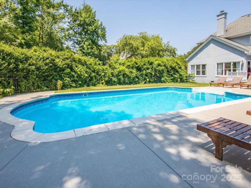 6123 Glen Manor Drive, Charlotte, NC 28269.  MLS# CAR4244211, YatesRealty ID 27497. 