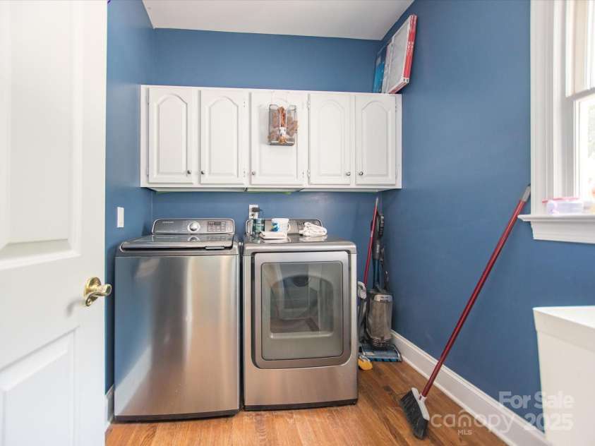 6123 Glen Manor Drive, Charlotte, NC 28269.  MLS# CAR4244211, YatesRealty ID 27497. 