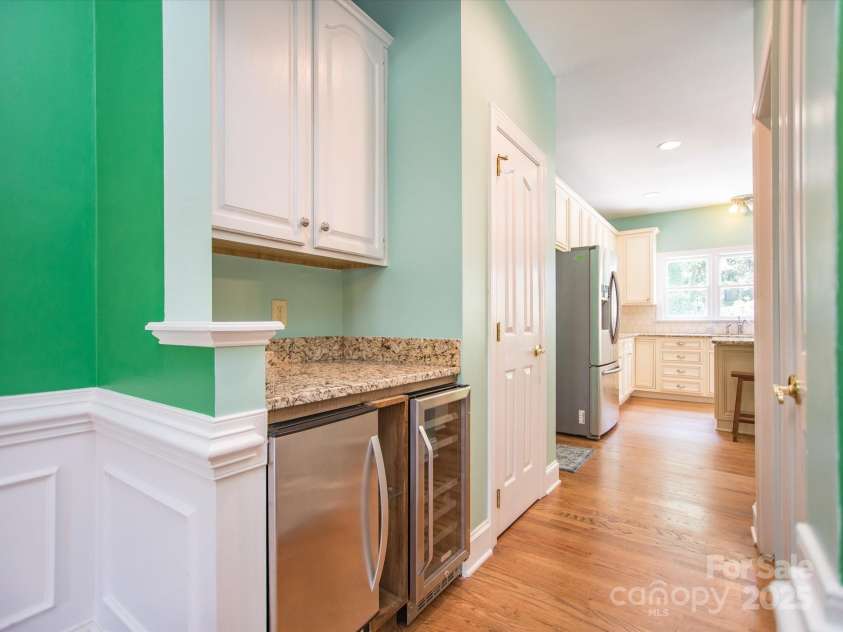 6123 Glen Manor Drive, Charlotte, NC 28269.  MLS# CAR4244211, YatesRealty ID 27497. 