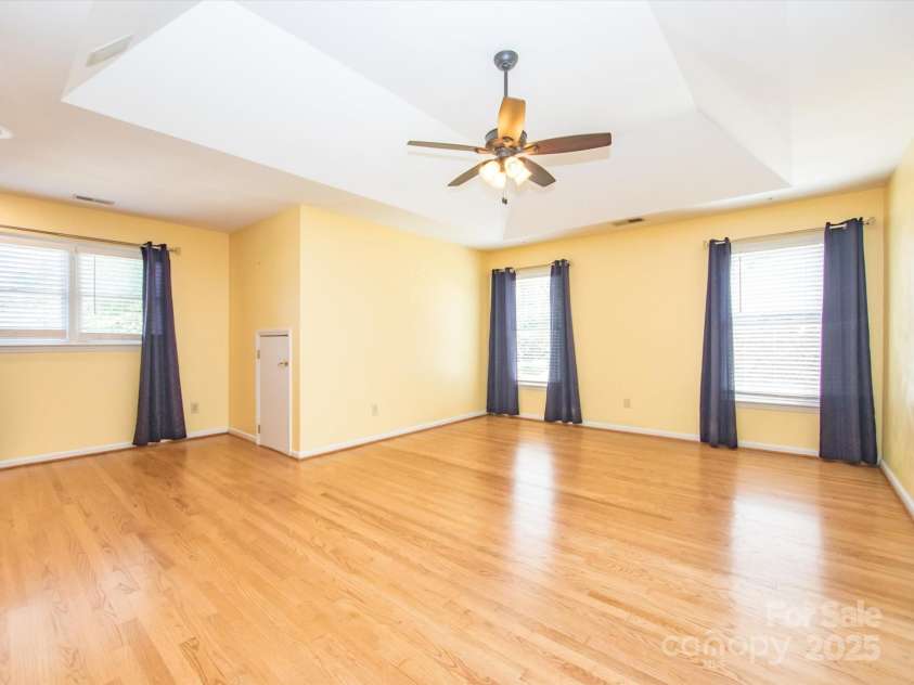 6123 Glen Manor Drive, Charlotte, NC 28269.  MLS# CAR4244211, YatesRealty ID 27497. 