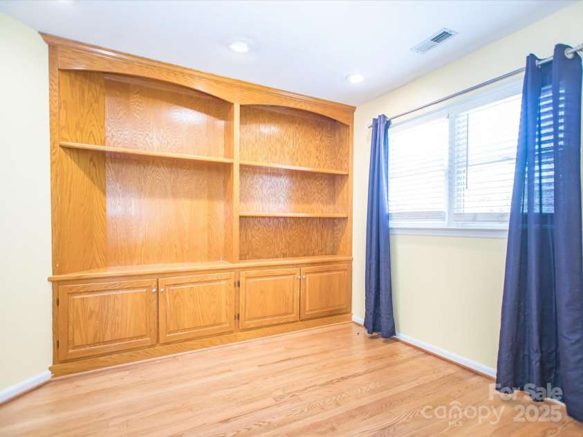 6123 Glen Manor Drive, Charlotte, NC 28269.  MLS# CAR4244211, YatesRealty ID 27497. 