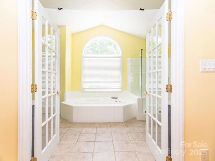 6123 Glen Manor Drive, Charlotte, NC 28269.  MLS# CAR4244211, YatesRealty ID 27497. 