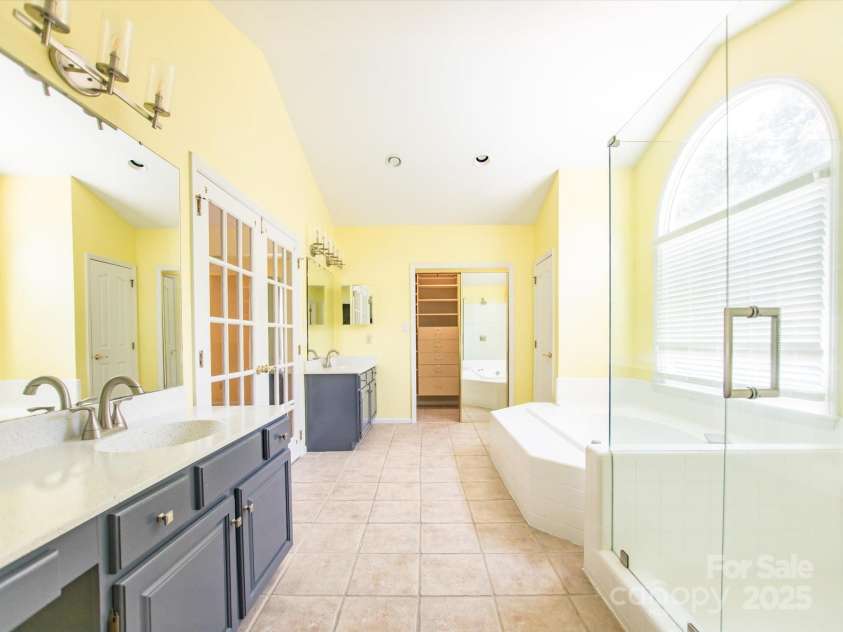 6123 Glen Manor Drive, Charlotte, NC 28269.  MLS# CAR4244211, YatesRealty ID 27497. 