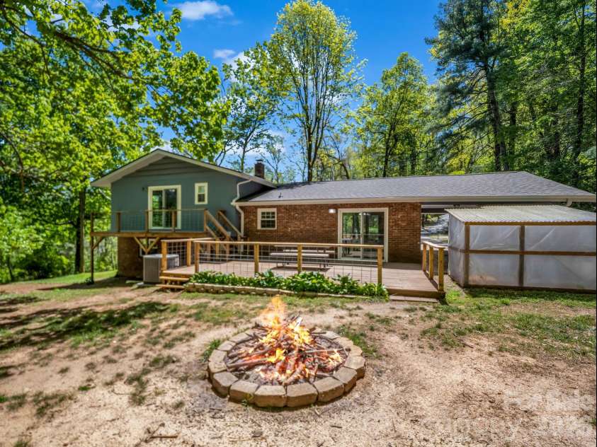 31 Firefly Lane, Saluda, NC 28773.  MLS# CAR4370921, YatesRealty ID 27498. Easy entertaining in the backyard
