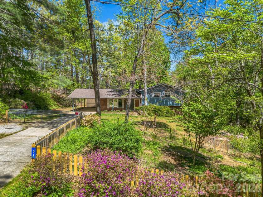 31 Firefly Lane, Saluda, NC 28773.  MLS# CAR4370921, YatesRealty ID 27498. Welcome Home to Firefly Lane and Saluda