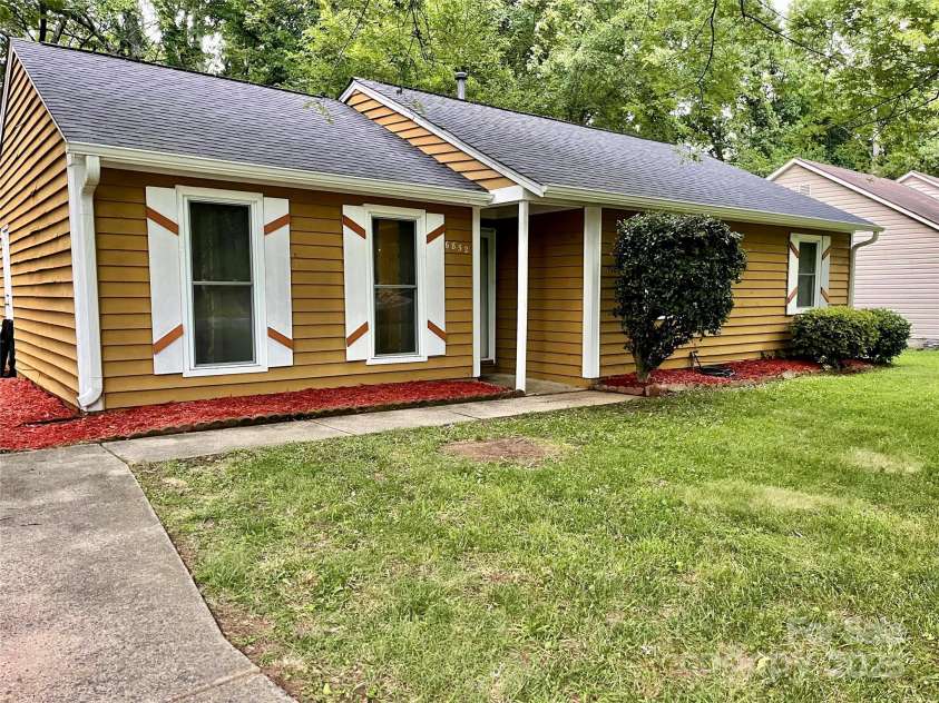 6832 Delta Lake Drive, Charlotte, NC 28215.  MLS# CAR4272457, YatesRealty ID 27499. 