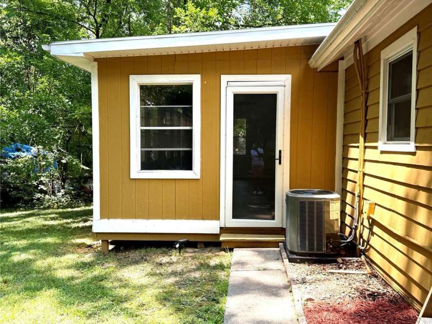 6832 Delta Lake Drive, Charlotte, NC 28215.  MLS# CAR4272457, YatesRealty ID 27499. 