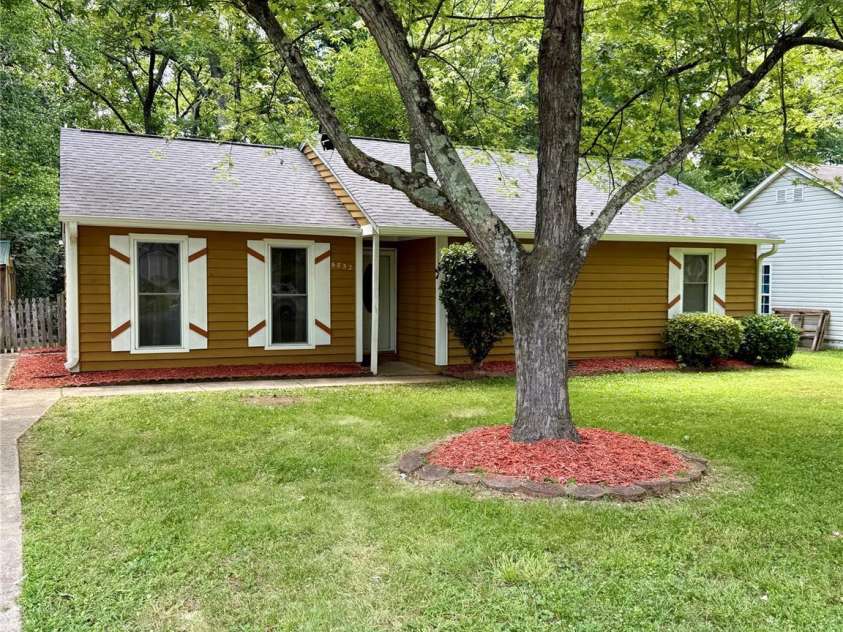 6832 Delta Lake Drive, Charlotte, NC 28215.  MLS# CAR4272457, YatesRealty ID 27499. 