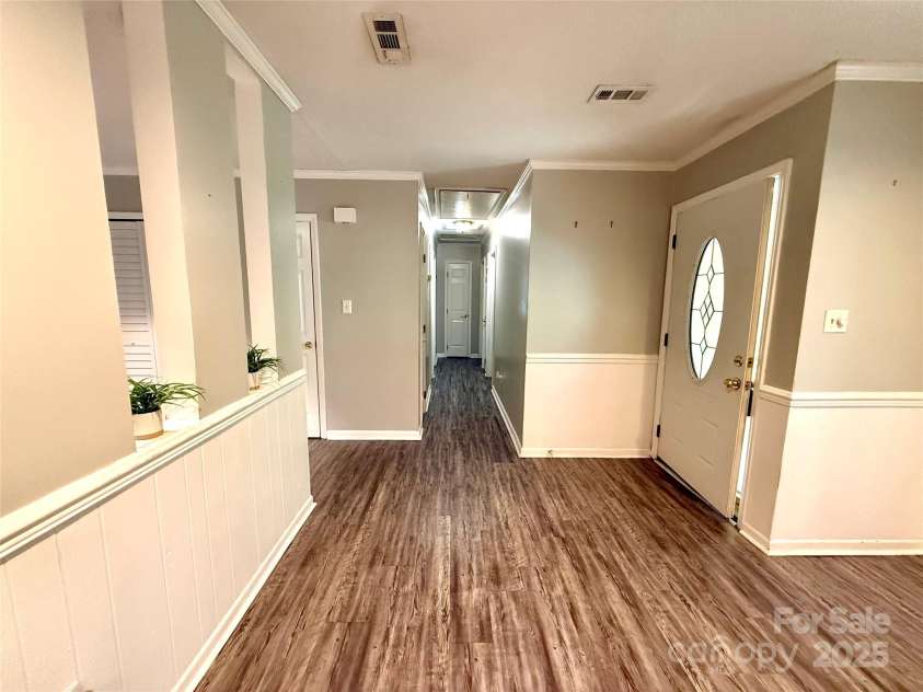 6832 Delta Lake Drive, Charlotte, NC 28215.  MLS# CAR4272457, YatesRealty ID 27499. 