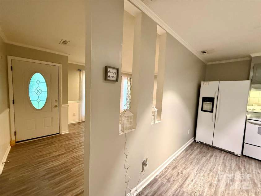 6832 Delta Lake Drive, Charlotte, NC 28215.  MLS# CAR4272457, YatesRealty ID 27499. 