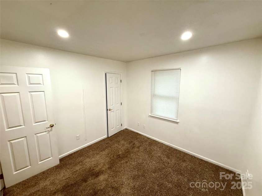 6832 Delta Lake Drive, Charlotte, NC 28215.  MLS# CAR4272457, YatesRealty ID 27499. 