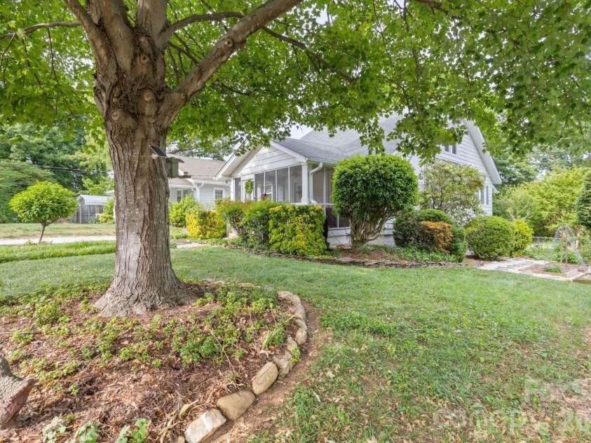 821 Watson Avenue, Winston Salem, NC 27103.  MLS# CAR4384198, YatesRealty ID 27499. 