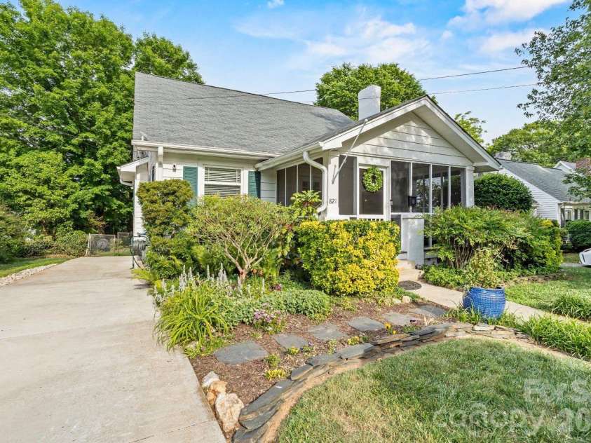 821 Watson Avenue, Winston Salem, NC 27103.  MLS# CAR4384198, YatesRealty ID 27499. 