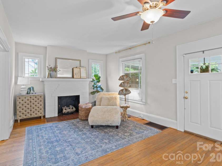 821 Watson Avenue, Winston Salem, NC 27103.  MLS# CAR4384198, YatesRealty ID 27499. 