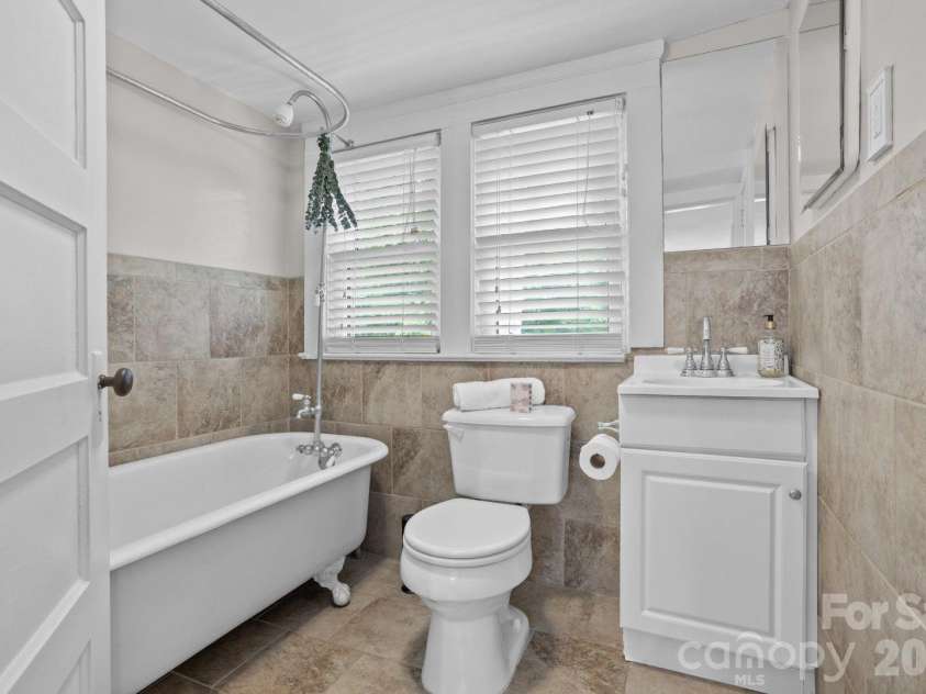 821 Watson Avenue, Winston Salem, NC 27103.  MLS# CAR4384198, YatesRealty ID 27499. 