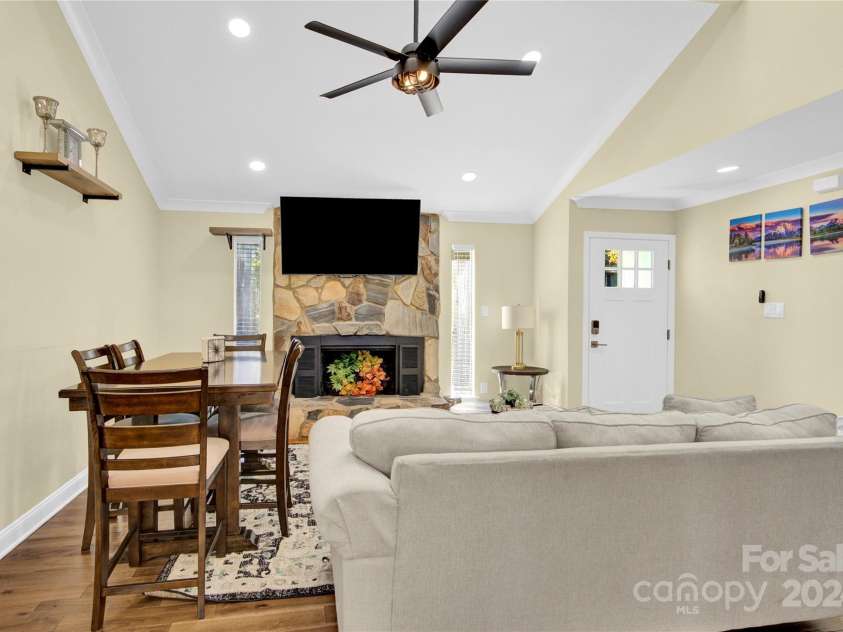 11116 Vista Canyon Drive, Charlotte, NC 28226.  MLS# CAR4201076, YatesRealty ID 275. 