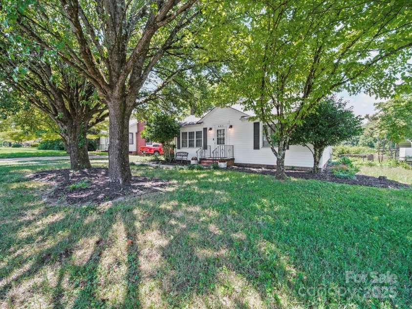 431 Ridge Street, Albemarle, NC 28001.  MLS# CAR4282915, YatesRealty ID 27500. 