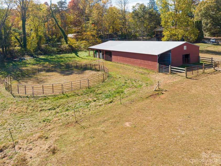 500 Blue Ridge Road, Black Mountain, NC 28711.  MLS# CAR4082289, YatesRealty ID 27503. Barn and round pen