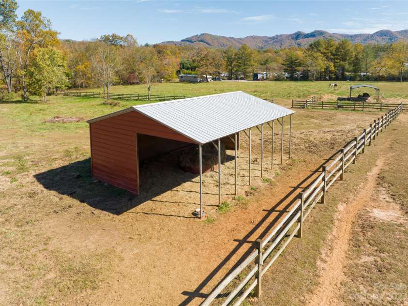 500 Blue Ridge Road, Black Mountain, NC 28711.  MLS# CAR4082289, YatesRealty ID 27503. Run-in shelter