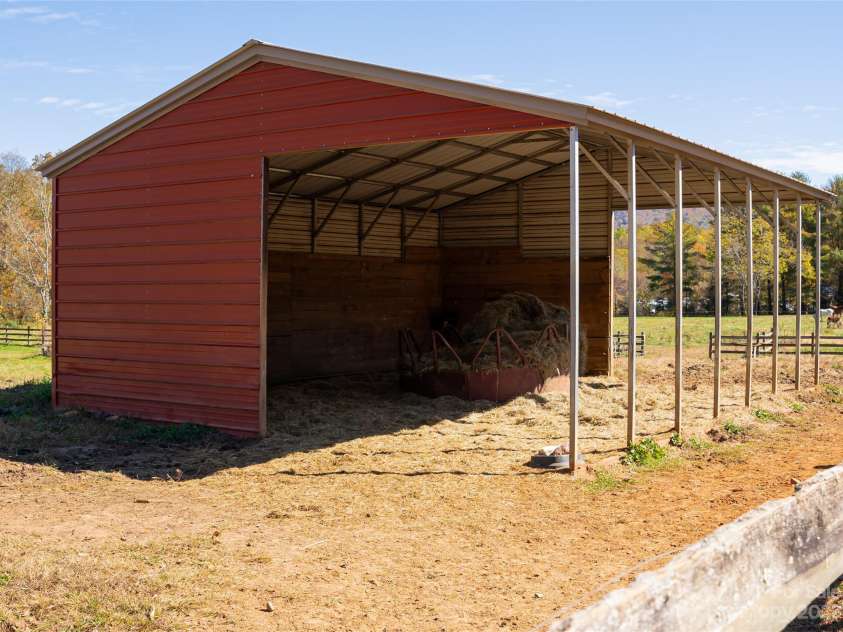 500 Blue Ridge Road, Black Mountain, NC 28711.  MLS# CAR4082289, YatesRealty ID 27503. Run-in shelter