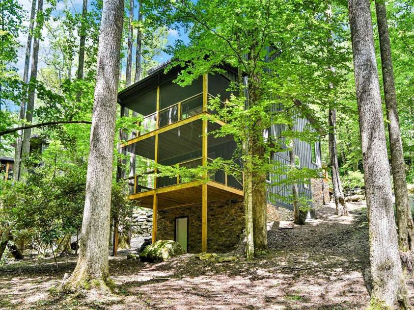 35 Creekside Village Court, Sapphire, NC 28774.  MLS# CAR4279036, YatesRealty ID 27508. 