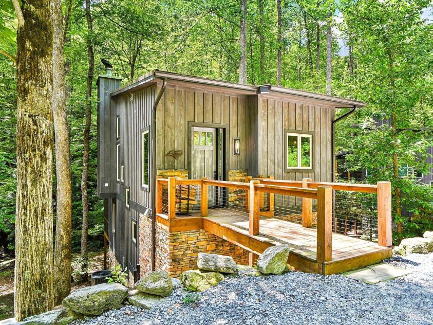 35 Creekside Village Court, Sapphire, NC 28774.  MLS# CAR4279036, YatesRealty ID 27508. 