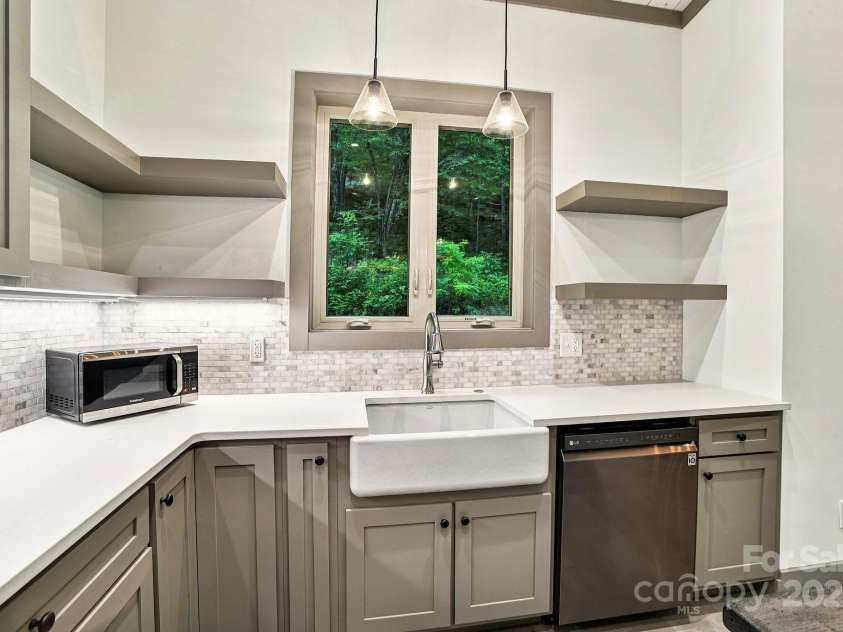 35 Creekside Village Court, Sapphire, NC 28774.  MLS# CAR4279036, YatesRealty ID 27508. 