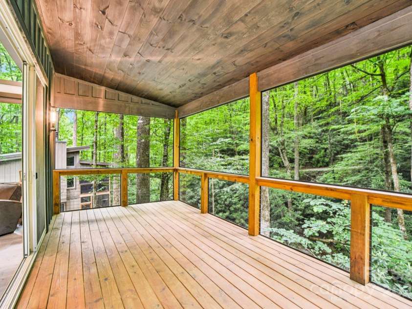 35 Creekside Village Court, Sapphire, NC 28774.  MLS# CAR4279036, YatesRealty ID 27508. 