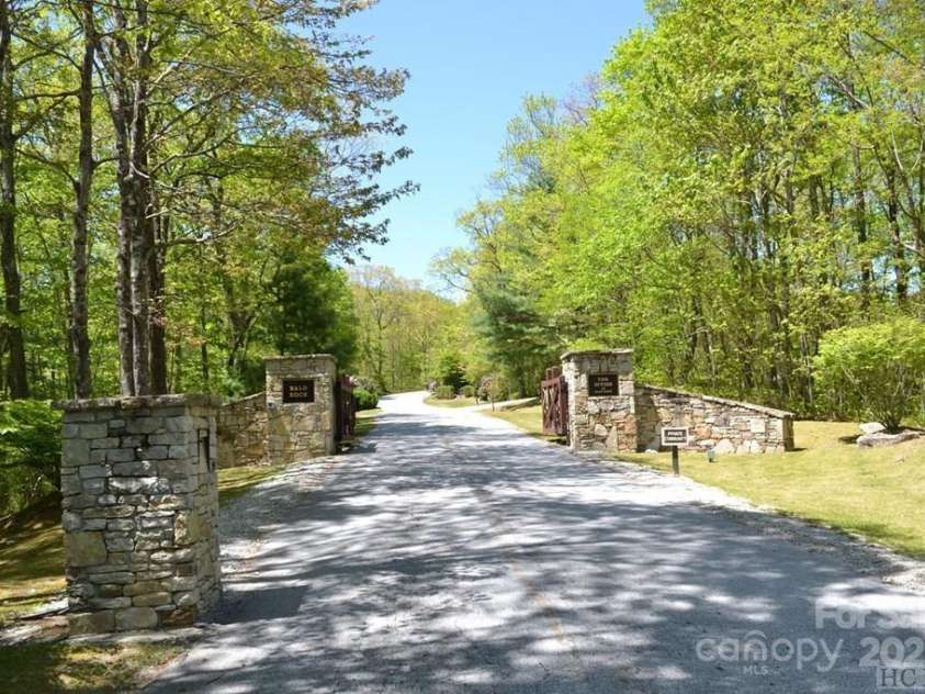 35 Creekside Village Court, Sapphire, NC 28774.  MLS# CAR4279036, YatesRealty ID 27508. 