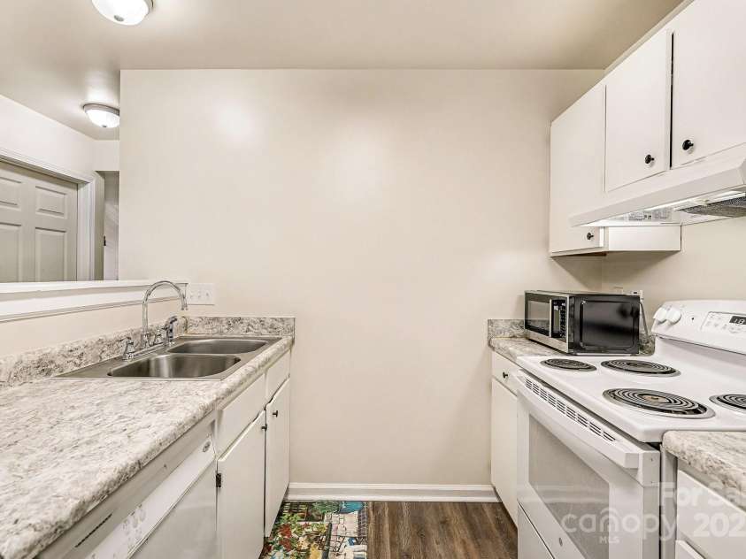 1214 Phil Oneil Drive, Charlotte, NC 28215.  MLS# CAR4331300, YatesRealty ID 2751. 