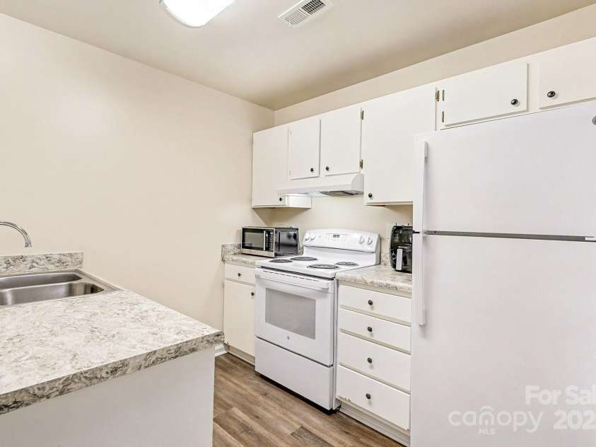 1214 Phil Oneil Drive, Charlotte, NC 28215.  MLS# CAR4331300, YatesRealty ID 2751. 