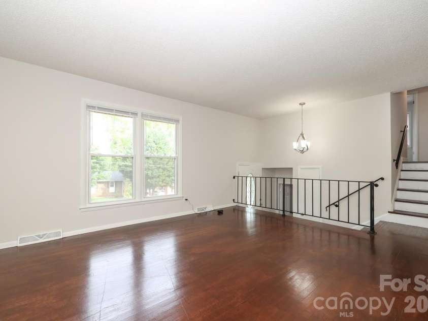5001 Springview Road, Charlotte, NC 28213.  MLS# CAR4382677, YatesRealty ID 27510. 