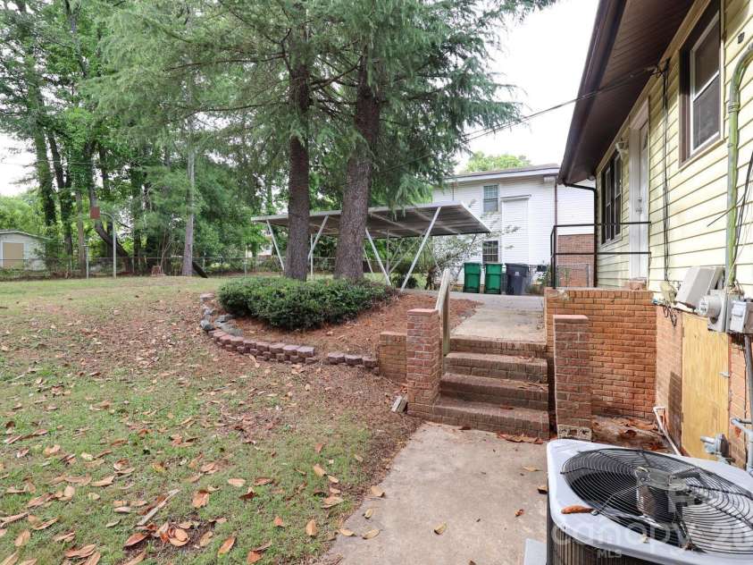 5001 Springview Road, Charlotte, NC 28213.  MLS# CAR4382677, YatesRealty ID 27510. 
