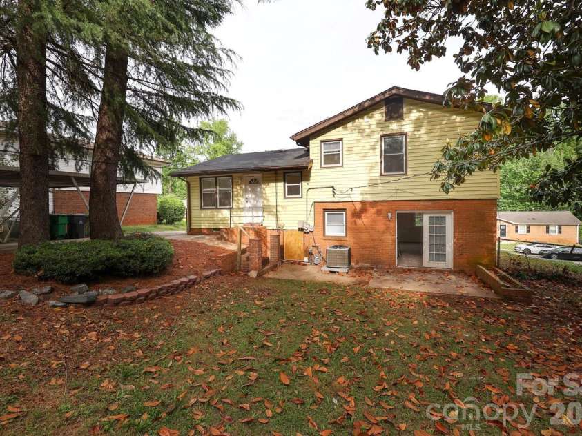 5001 Springview Road, Charlotte, NC 28213.  MLS# CAR4382677, YatesRealty ID 27510. 