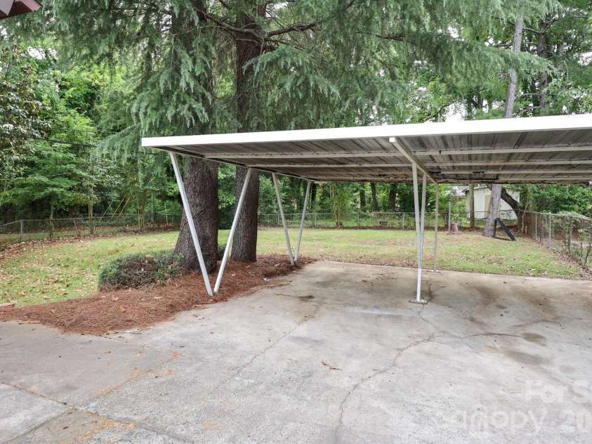 5001 Springview Road, Charlotte, NC 28213.  MLS# CAR4382677, YatesRealty ID 27510. 