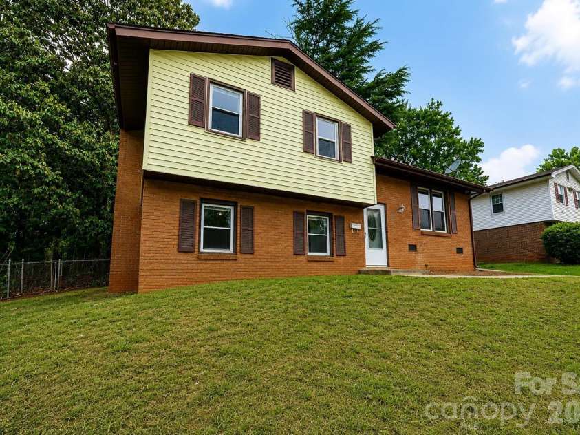 5001 Springview Road, Charlotte, NC 28213.  MLS# CAR4382677, YatesRealty ID 27510. 