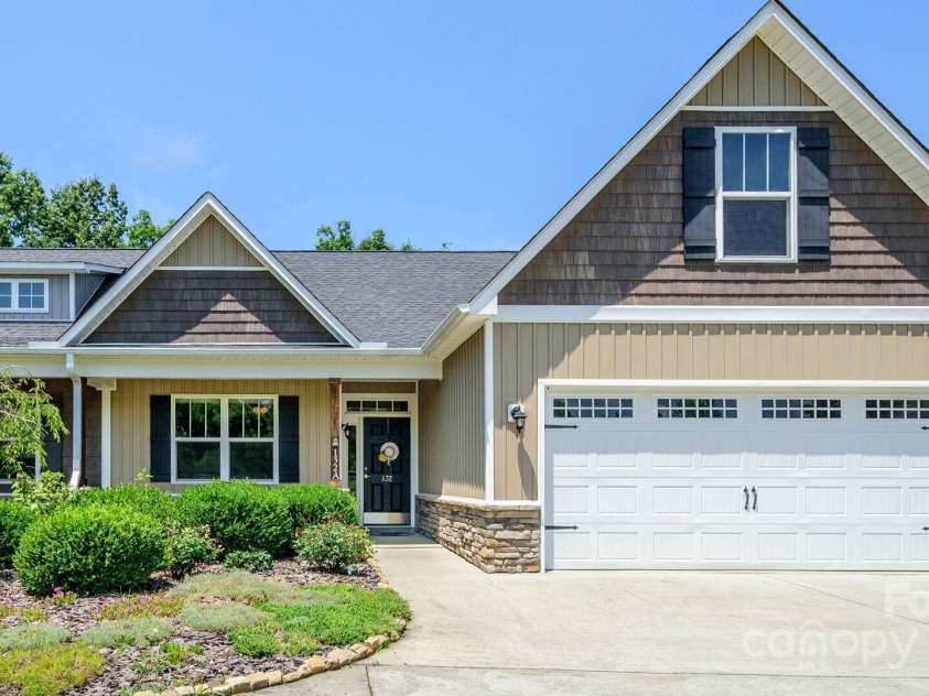 132 Half Moon Trail, Hendersonville, NC 28792.  MLS# CAR4270377, YatesRealty ID 27514. 