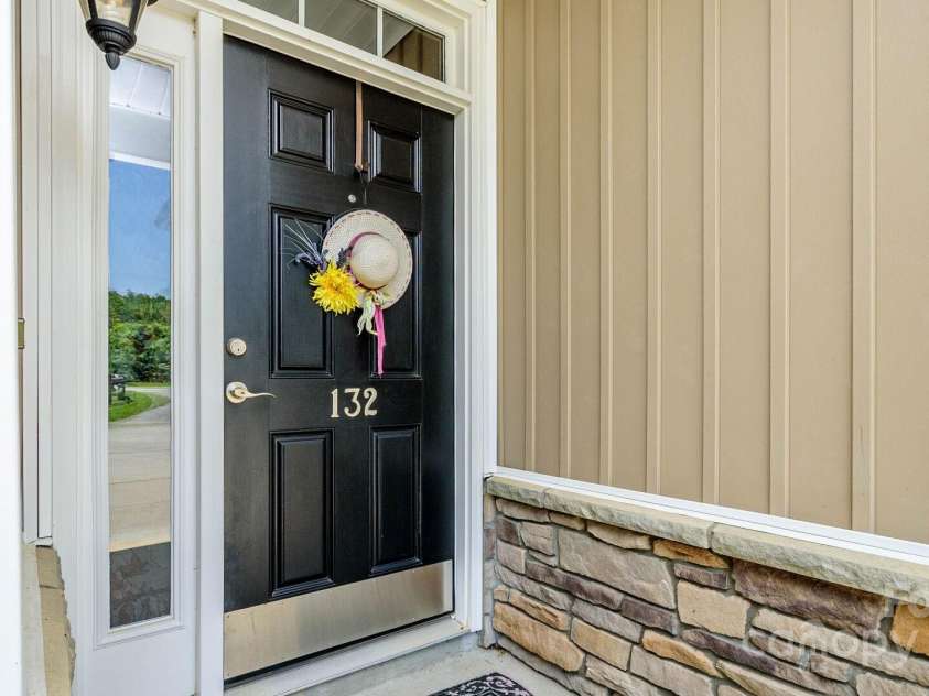 132 Half Moon Trail, Hendersonville, NC 28792.  MLS# CAR4270377, YatesRealty ID 27514. 