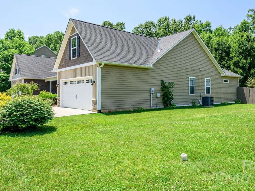 132 Half Moon Trail, Hendersonville, NC 28792.  MLS# CAR4270377, YatesRealty ID 27514. 