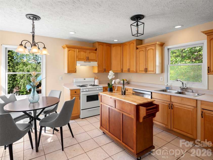 68 Vandalia Avenue, Asheville, NC 28806.  MLS# CAR4364903, YatesRealty ID 27514. 
