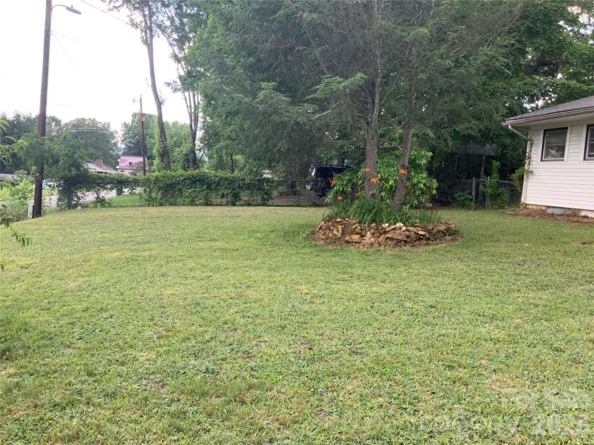 37 HARTSHORN Drive, Candler, NC 28715.  MLS# CAR4388643, YatesRealty ID 27516. 