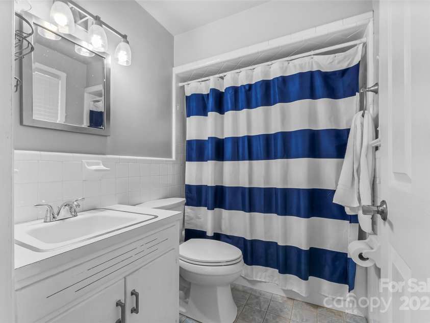 1089 20th Avenue Drive, Hickory, NC 28601.  MLS# CAR4276353, YatesRealty ID 27520. Ensuite Primary Bath